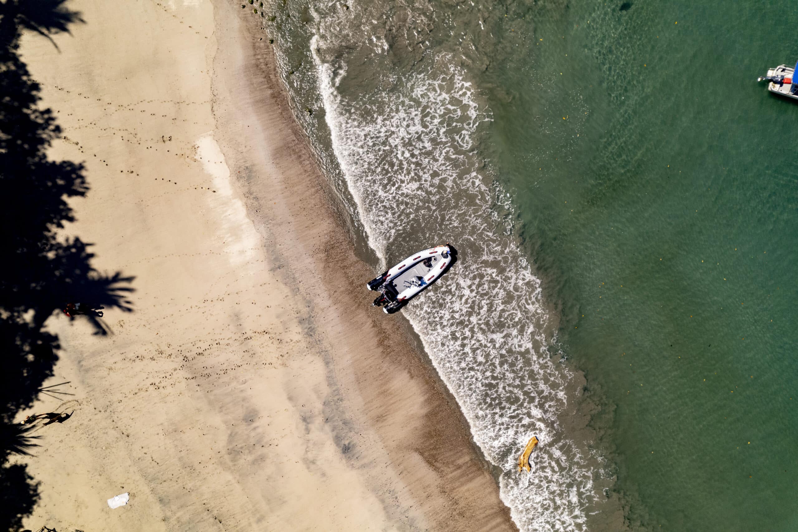 A boat arriving at the beach at Los Vivos